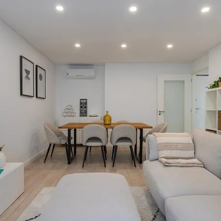 Charming 2bdr With Garage By Lovelystay *
