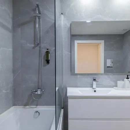 Charming 2Bdr Apartment With Garage By Lovelystay * Amadora