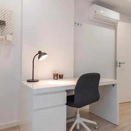 Charming 2Bdr Apartment With Garage By Lovelystay