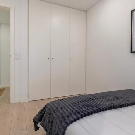 Charming 2Bdr Apartment With Garage By Lovelystay *