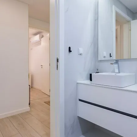 Charming 2Bdr Apartment With Garage By Lovelystay