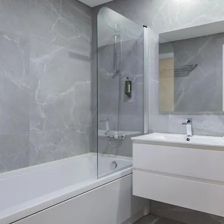 Charming 2Bdr Apartment With Garage By Lovelystay