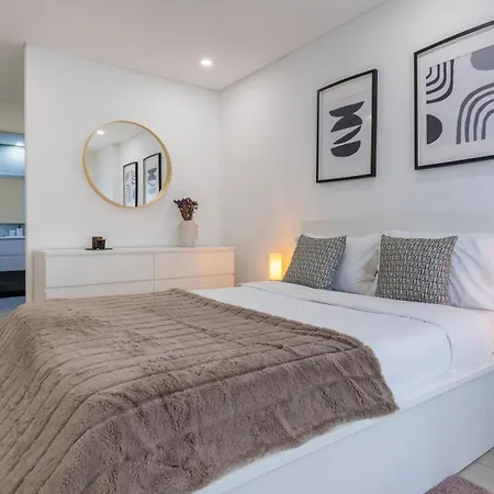 Charming 2Bdr Apartment With Garage By Lovelystay